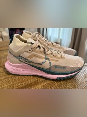 Nike Women's React Pegasus Trail 4 GORE-TEX Sanddrift Pearl Pink size 9.5